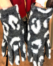 Load image into Gallery viewer, Black Leopard Smart Touch Gloves